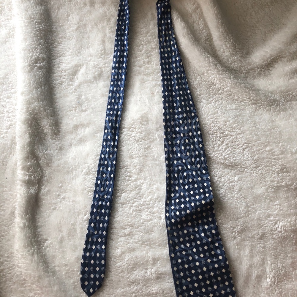 blue patterned tie